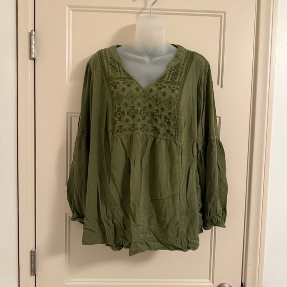 ⭐️ 5 for $25. Torrid top - Picture 1 of 4
